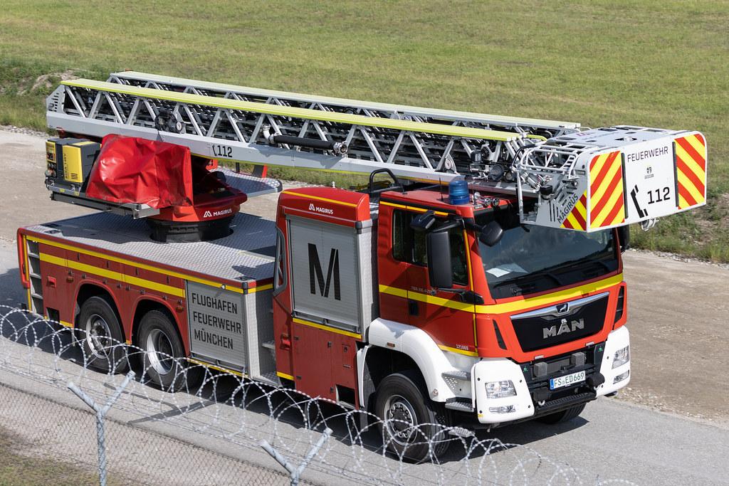Munich Airport: Flughafen Feuerwehr München Drehleiter