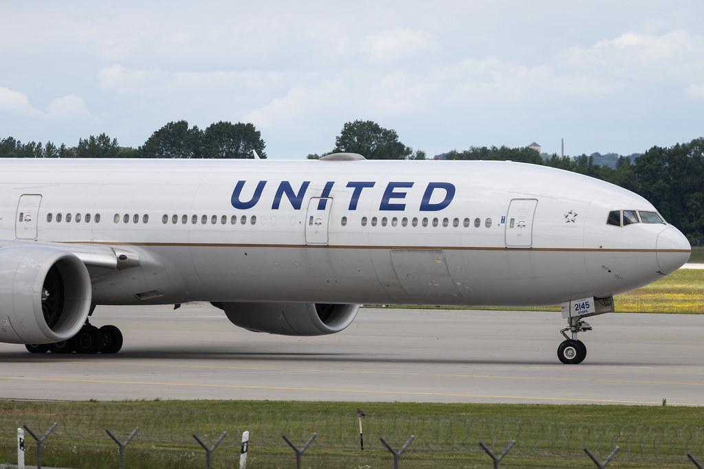 Munich Airport: United Airlines (UA / UAL) | Boeing 777-322(ER) B77W | N2645U | MSN 64989