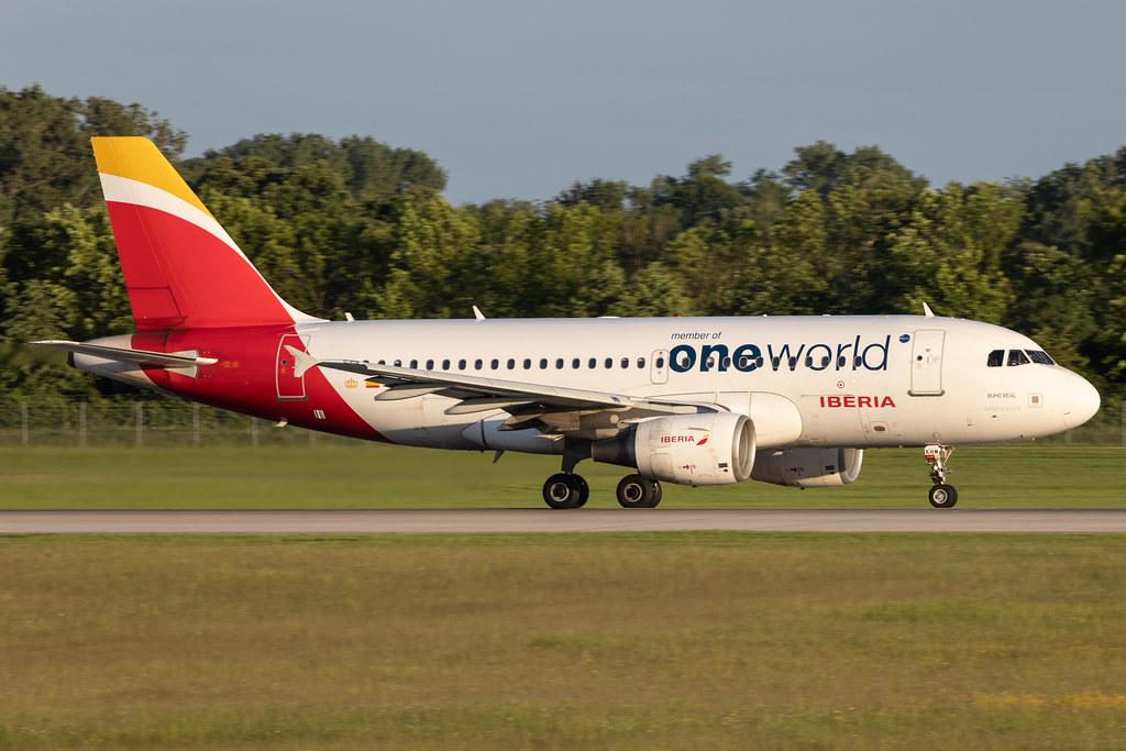 Munich Airport: Iberia (IB / IBE) | Livery: Oneworld Livery | Airbus A319-111 A319 | EC-KHM | MSN 3209