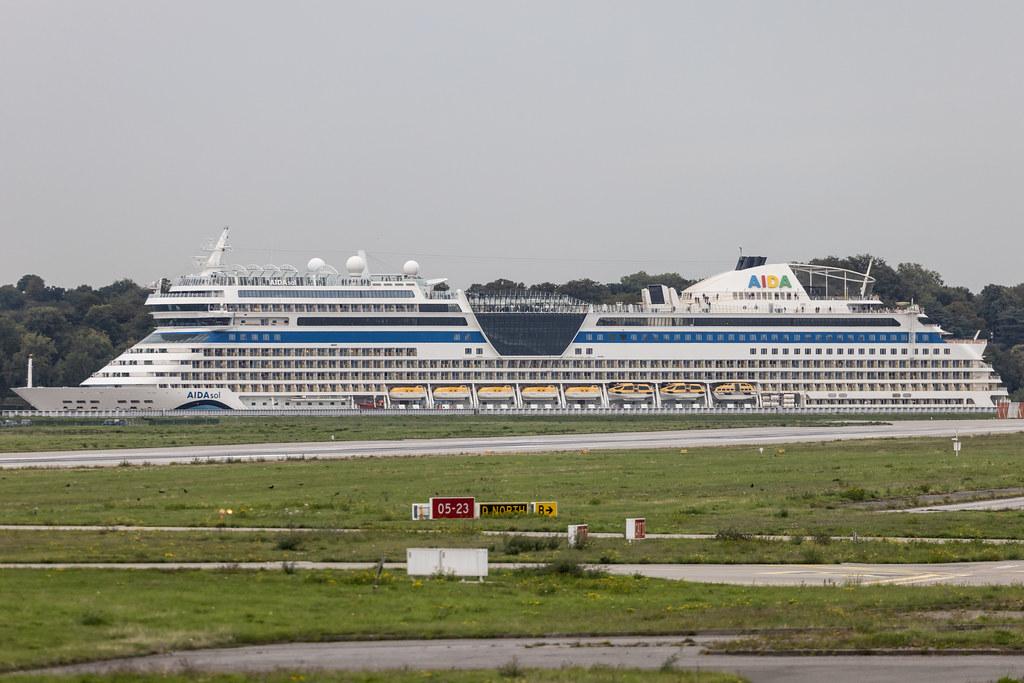 Hamburg Finkenwerder: AIDAsol auf der Elbe