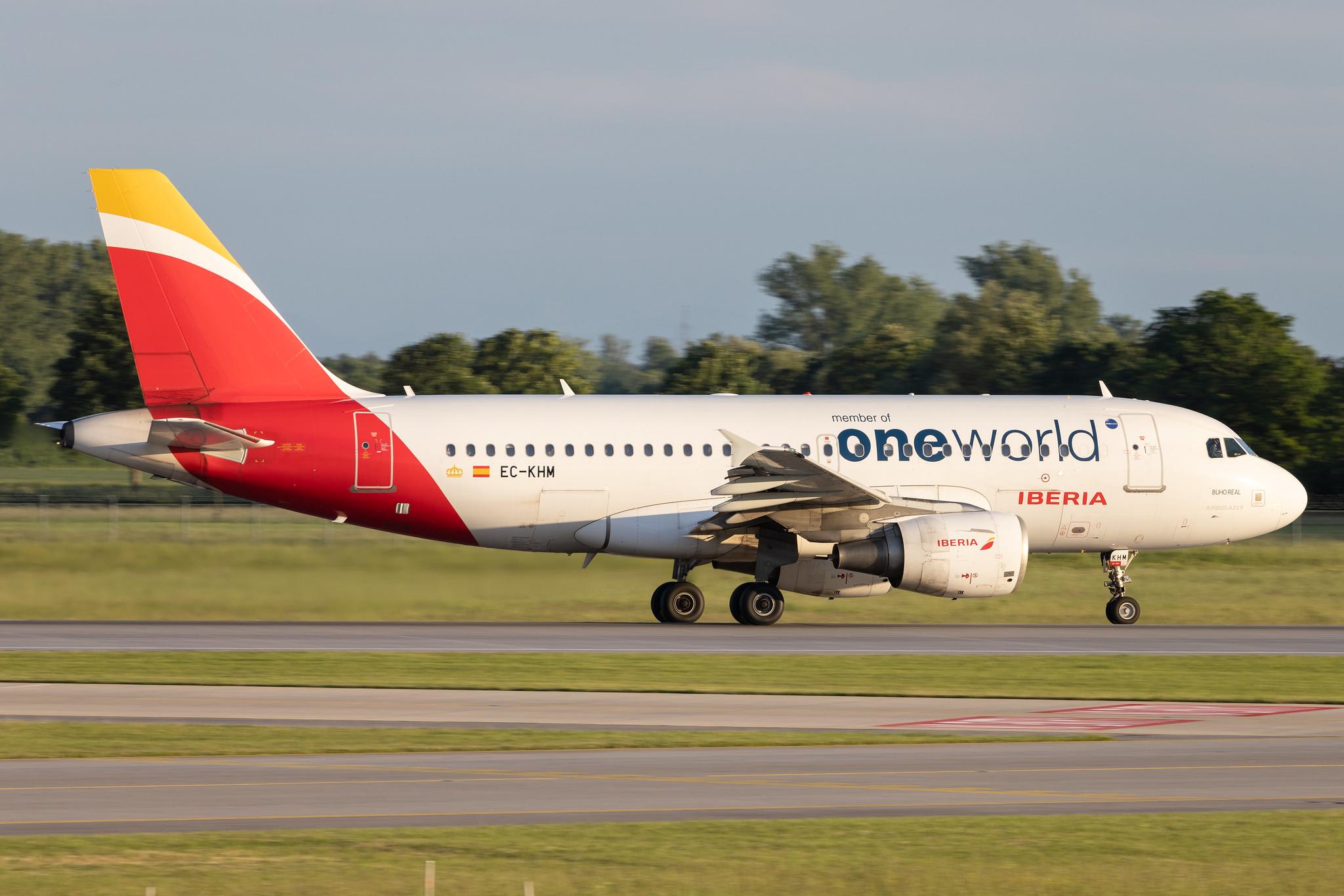 Munich Airport: Iberia (IB / IBE) | Livery: Oneworld Livery | Airbus A319-111 A319 | EC-KHM | MSN 3209
