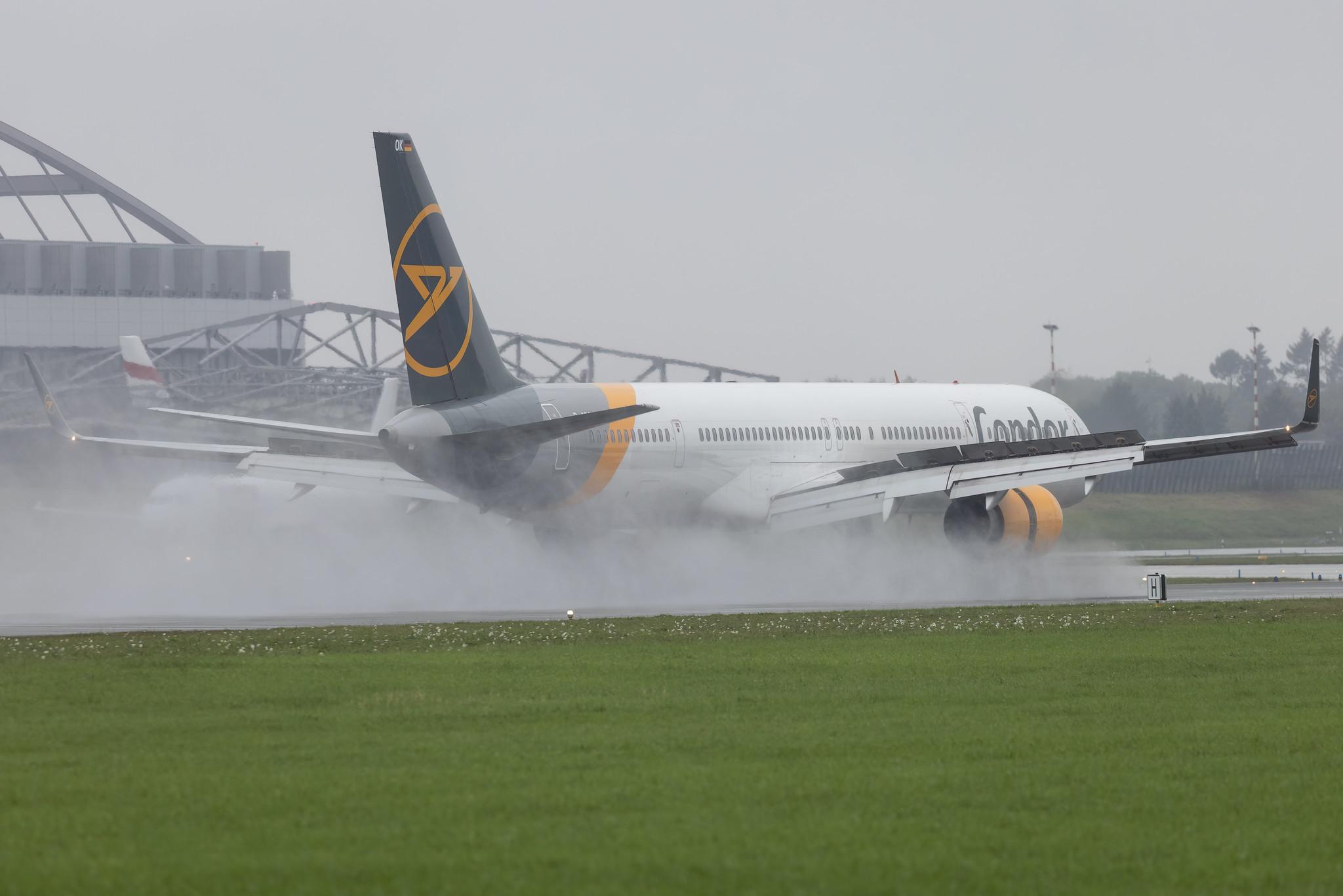 Hamburg Airport: Condor (DE / CFG) | Boeing 757-330 B753 | D-ABOK | MSN 29020
