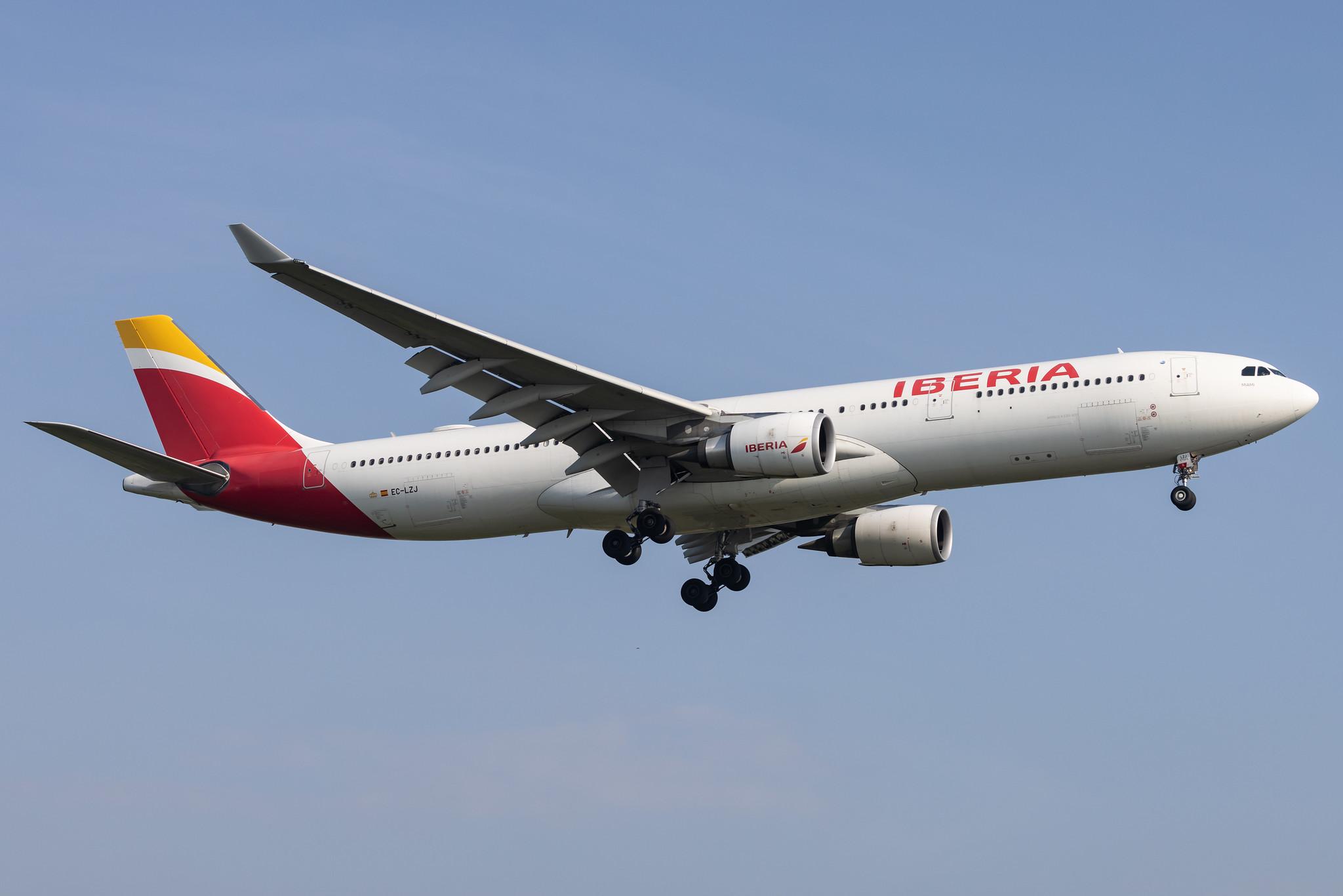 London Heathrow: Iberia (IB / IBE) |  Airbus A330-302 A333 | EC-LZJ | MSN 1490