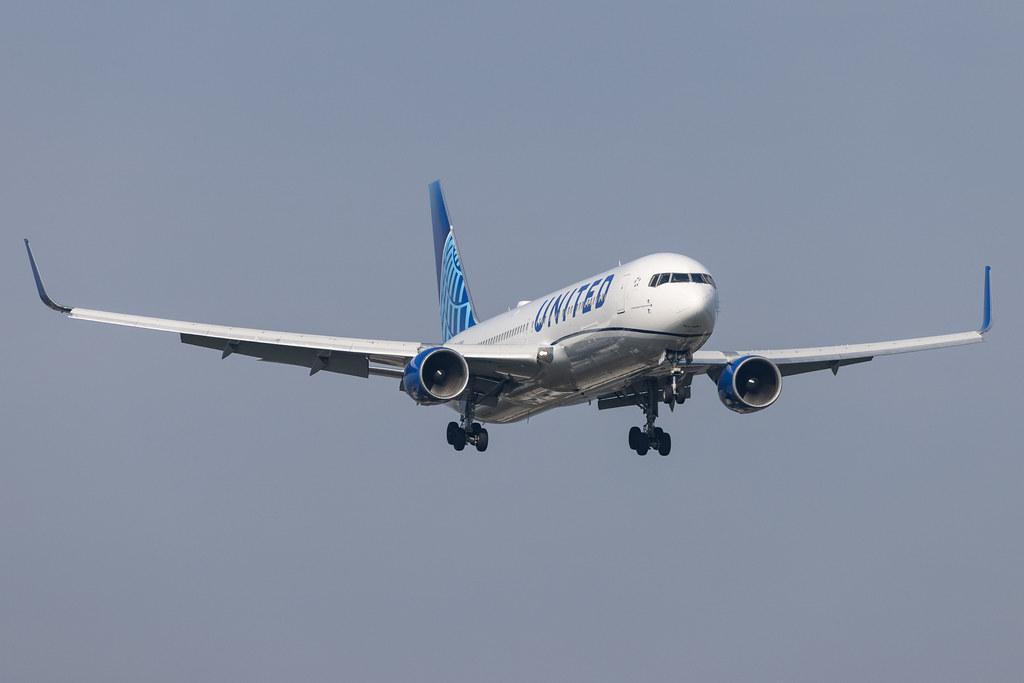 London Heathrow: United Airlines (UA / UAL) |  Boeing 767-322(ER) B763 | N675UA | MSN 29243