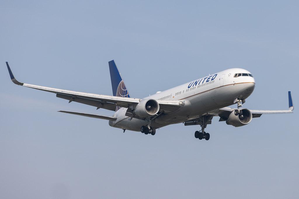 London Heathrow: United Airlines (UA / UAL) |  Boeing 767-3CB(ER) B763 | N684UA | MSN 33466