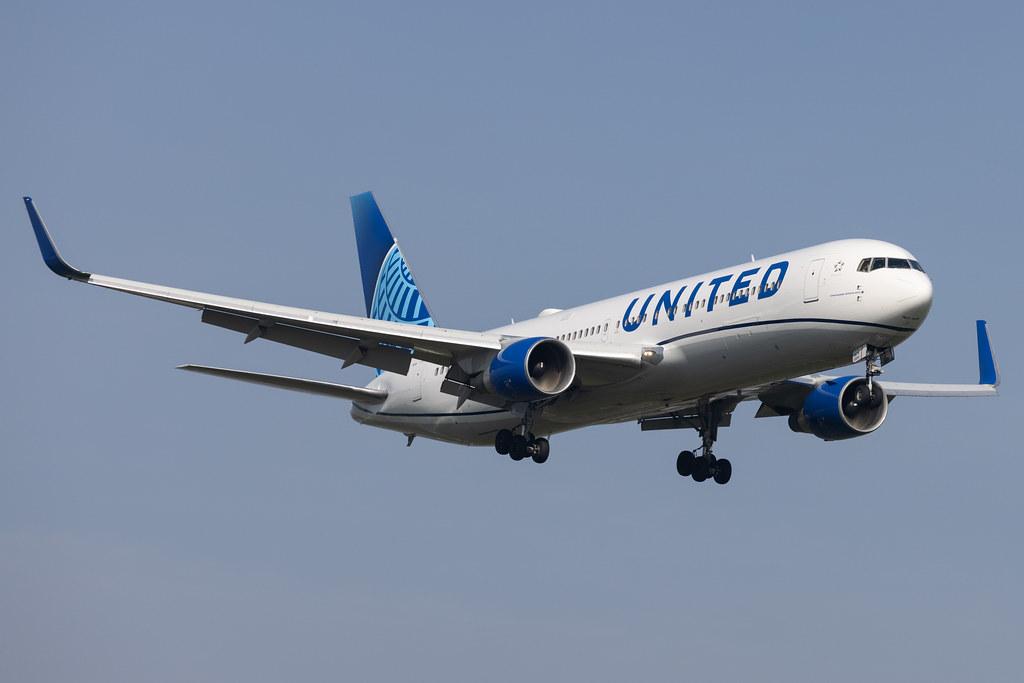 London Heathrow: United Airlines (UA / UAL) |  Boeing 767-322(ER) B763 | N675UA | MSN 29243