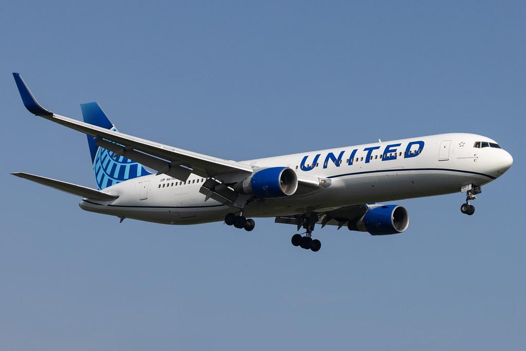 London Heathrow: United Airlines (UA / UAL) |  Boeing 767-322(ER) B763 | N675UA | MSN 29243