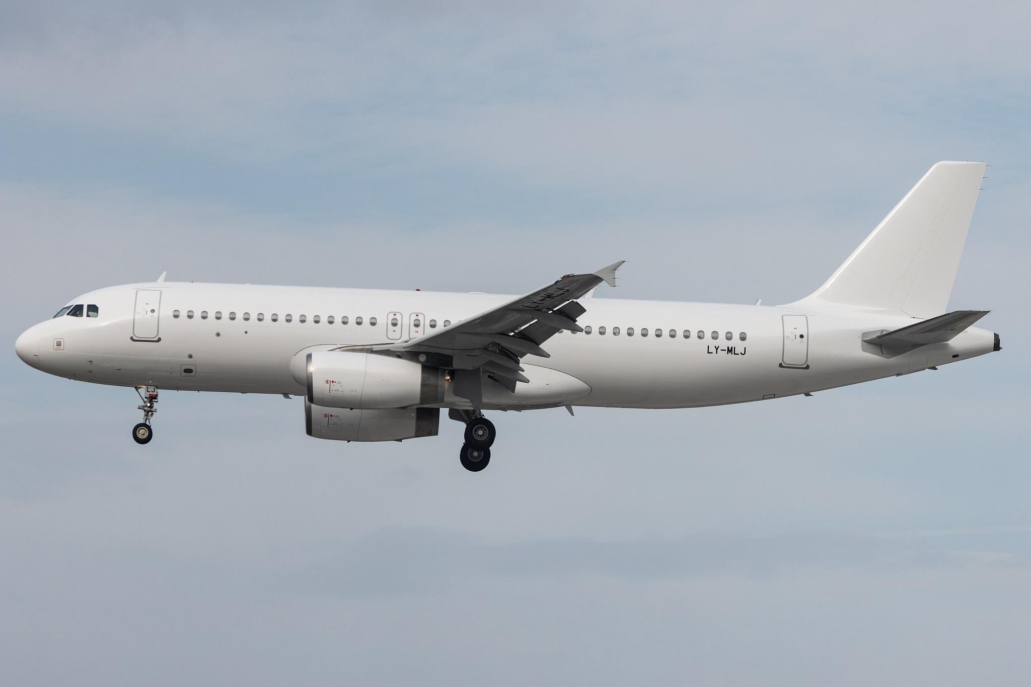 Hamburg Airport: SunExpress (XQ / SXS) | Operator: Avion Express | Airbus A320-232 A320 | LY-MLJ | MSN 03877