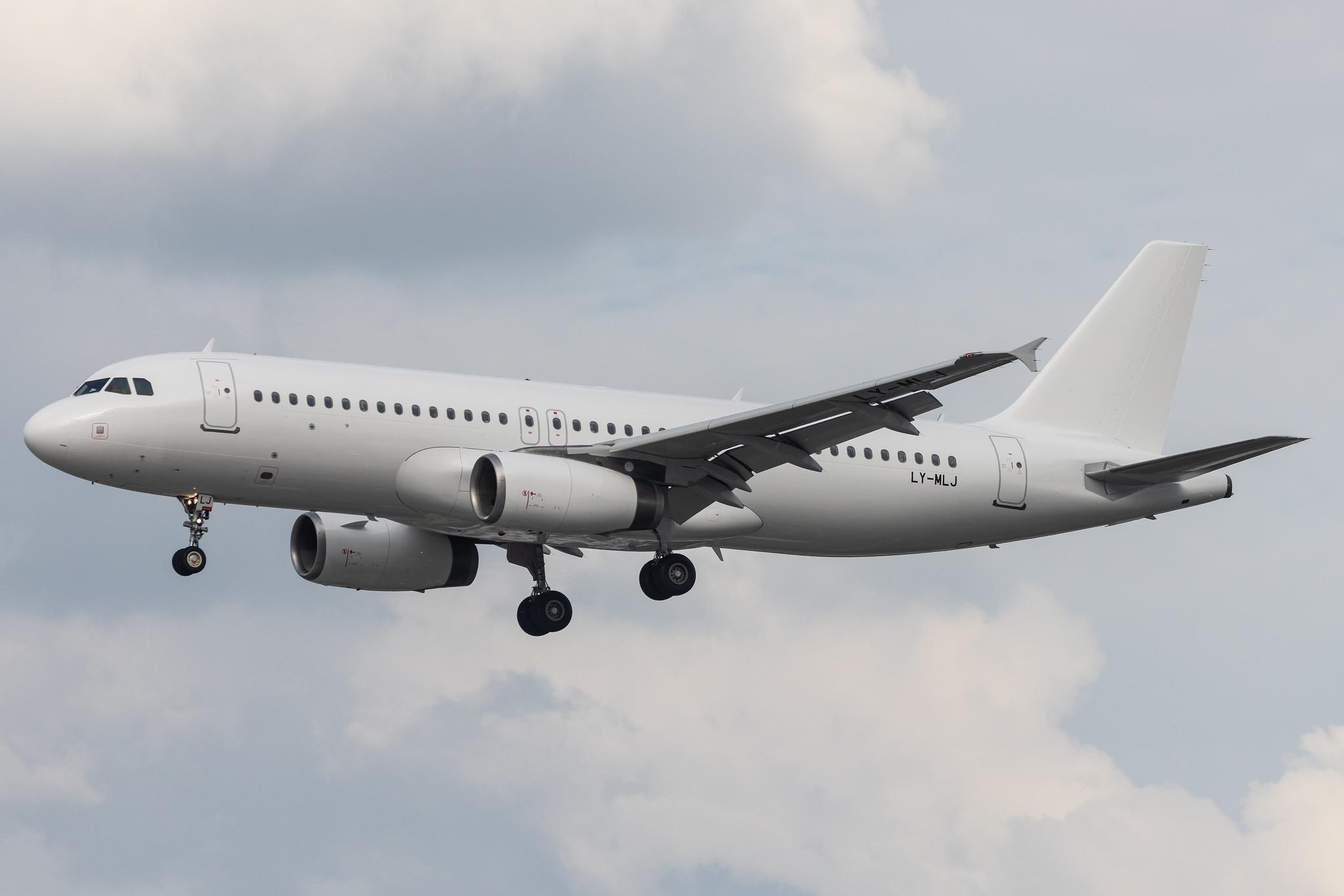 Hamburg Airport: SunExpress (XQ / SXS) | Operator: Avion Express | Airbus A320-232 A320 | LY-MLJ | MSN 03877