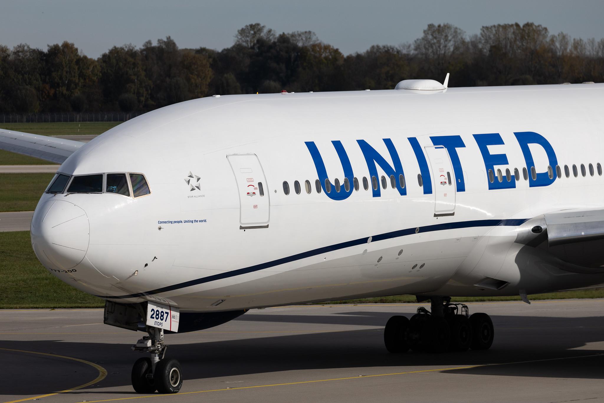 Munich Airport: United Airlines (UA / UAL) | Boeing 777-222ER B772 | N787UA | MSN 26939