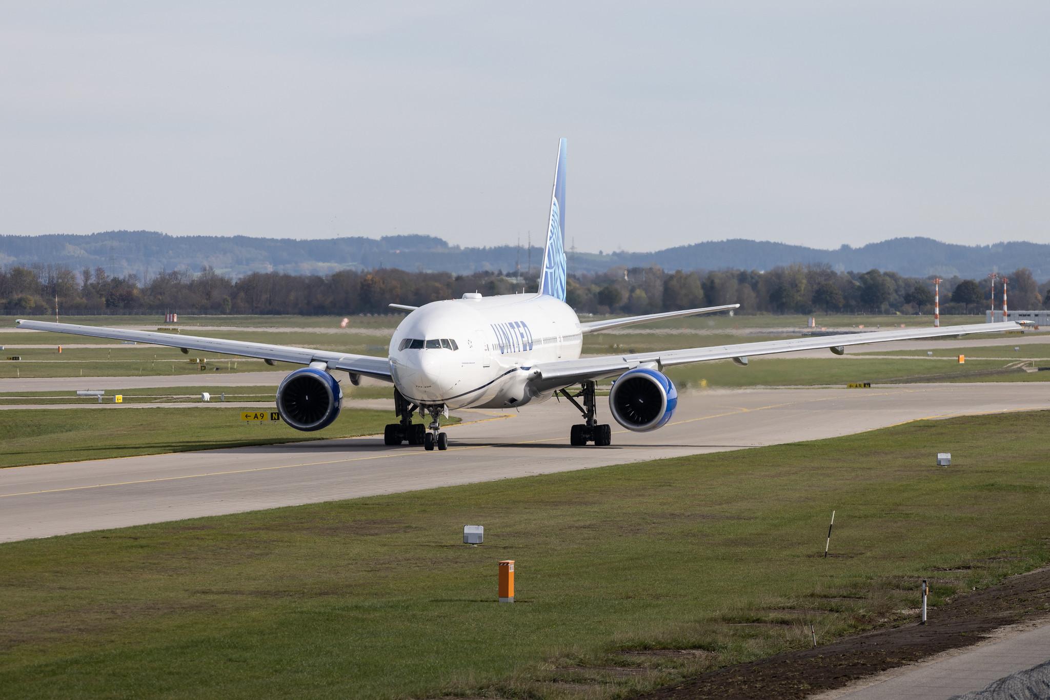 Munich Airport: United Airlines (UA / UAL) | Boeing 777-222ER B772 | N787UA | MSN 26939