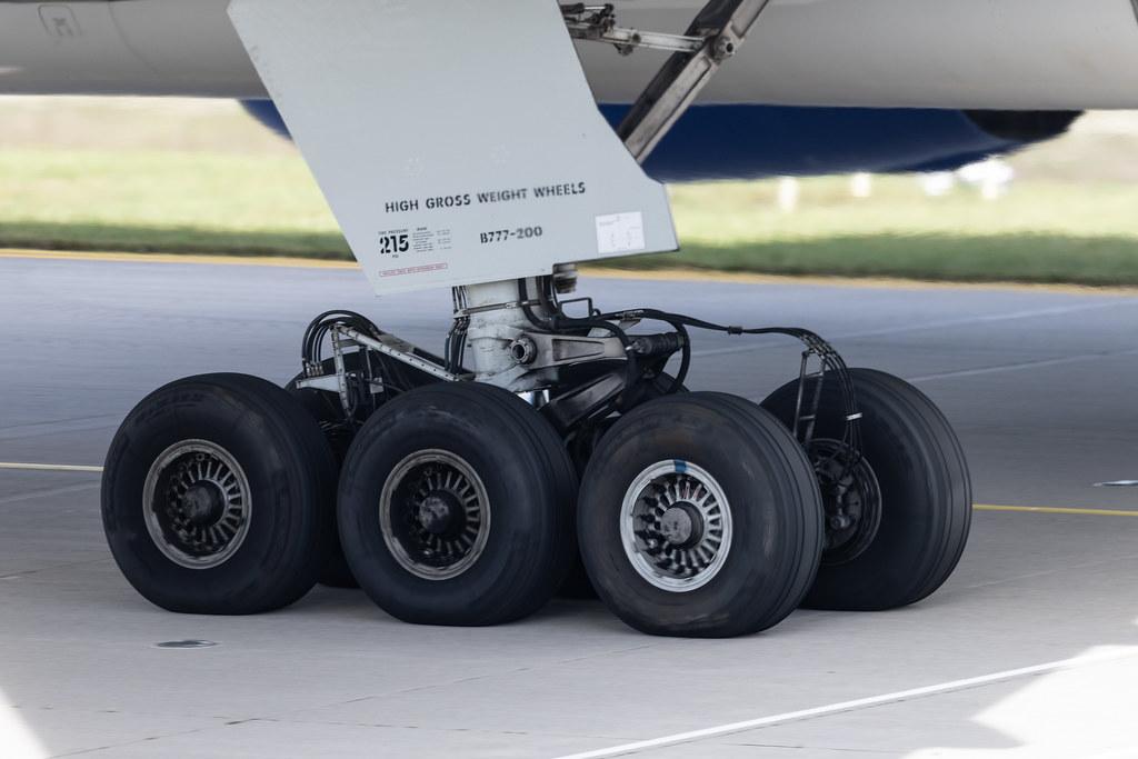 Munich Airport: United Airlines (UA / UAL) | Boeing 777-222ER B772 | N787UA | MSN 26939