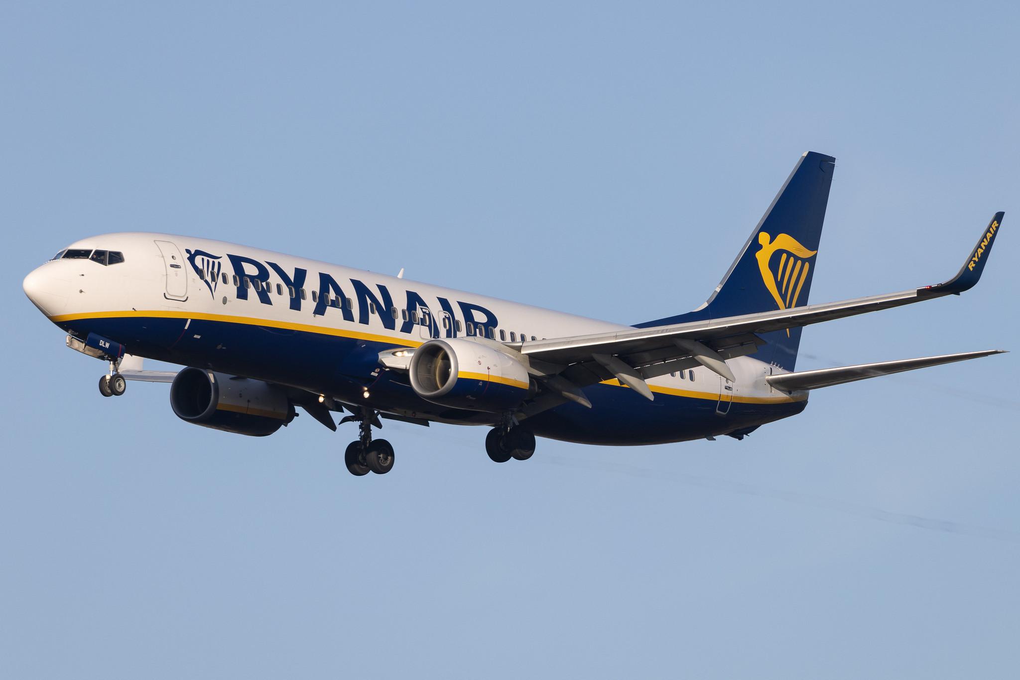 Amsterdam Schiphol: Ryanair (FR / RYR) | Boeing 737-8AS B738 | EI-DLW | MSN 33599