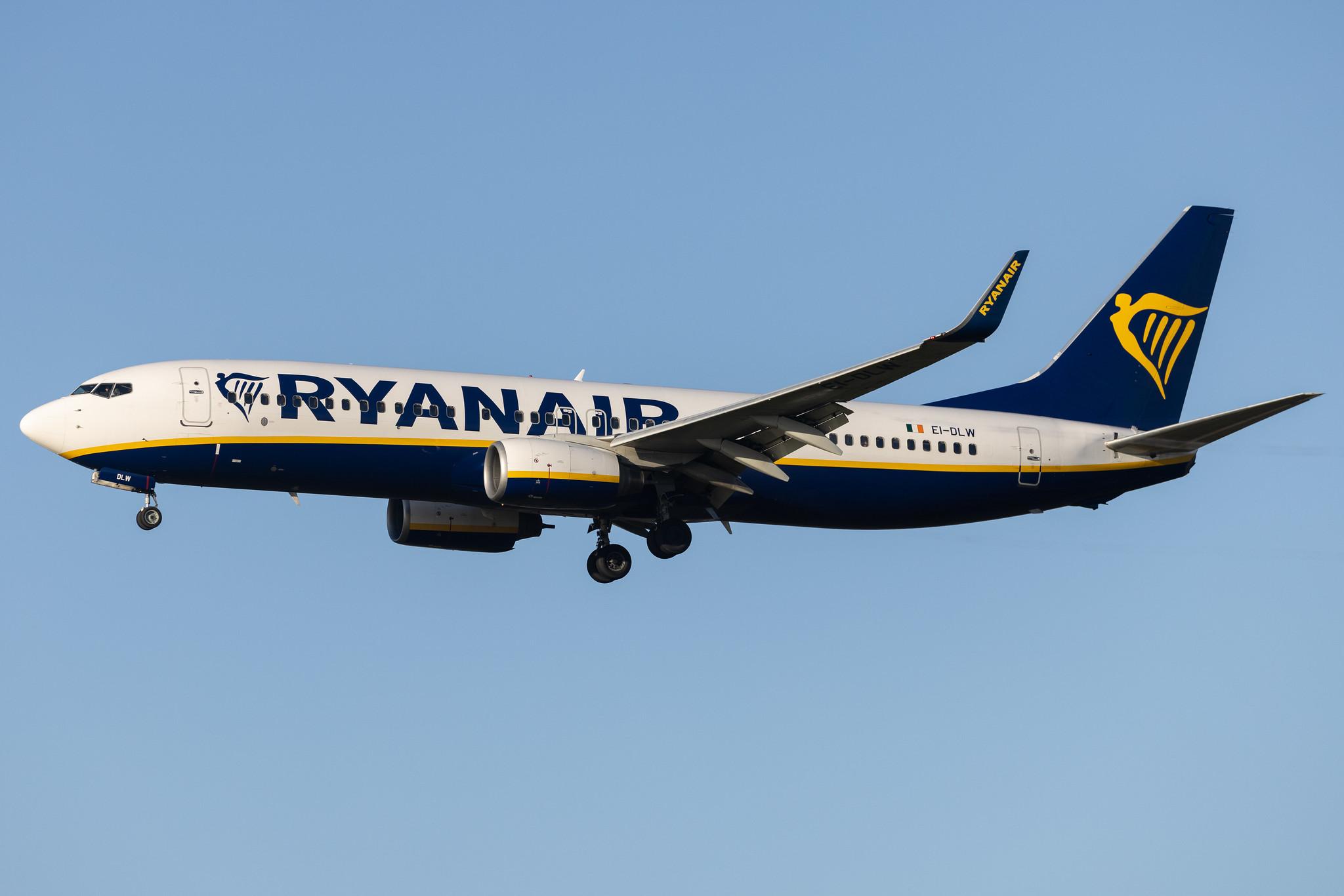 Amsterdam Schiphol: Ryanair (FR / RYR) | Boeing 737-8AS B738 | EI-DLW | MSN 33599