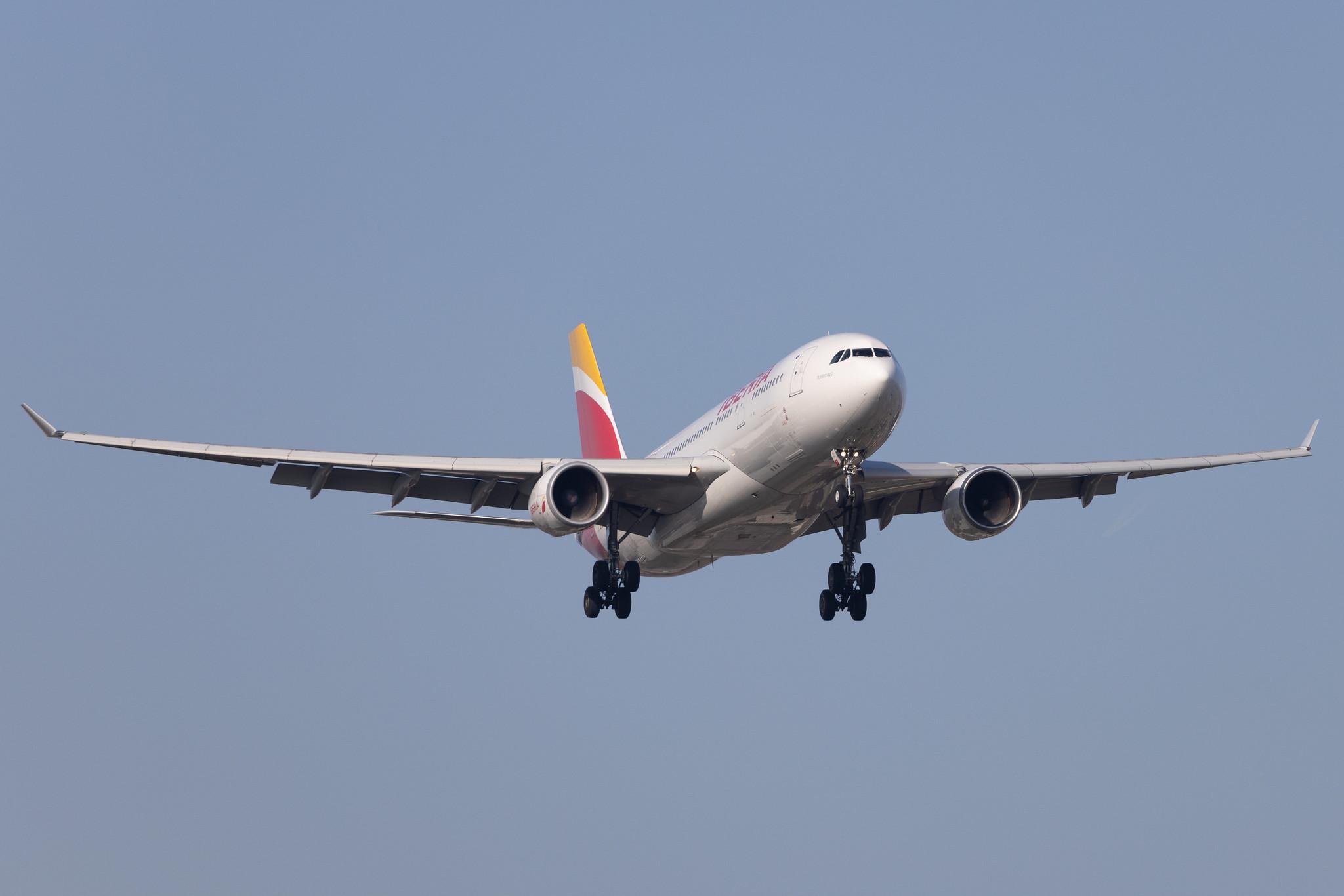 London Heathrow: Iberia (IB / IBE) |  Airbus A330-202 A332 | EC-MKI | MSN 1719