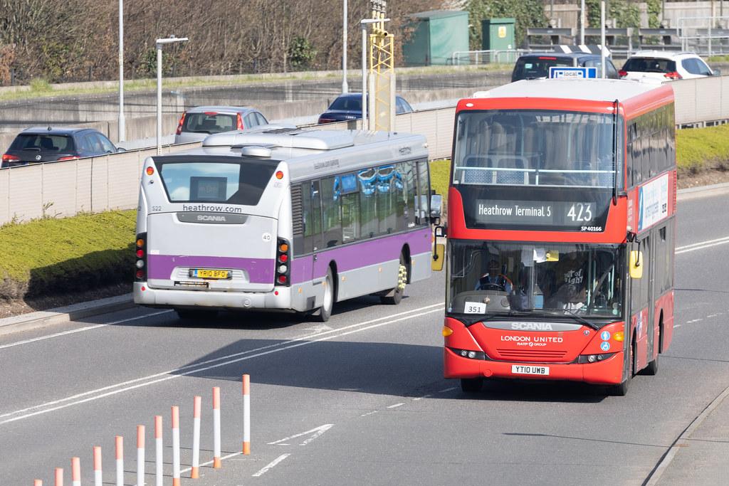 London Heathrow: Roter Doppeldecker Bus