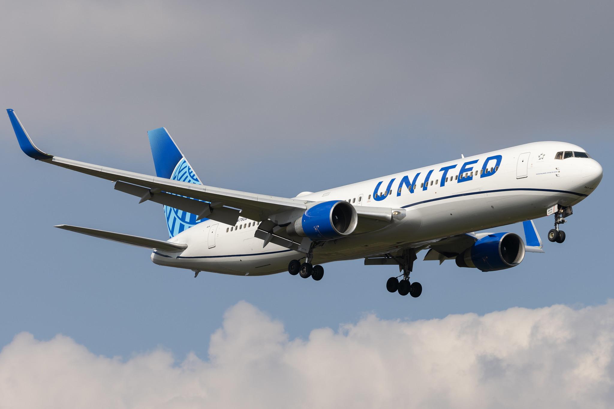 London Heathrow: United Airlines (UA / UAL) | Boeing 767-322(ER) B763 | N675UA | MSN 29243