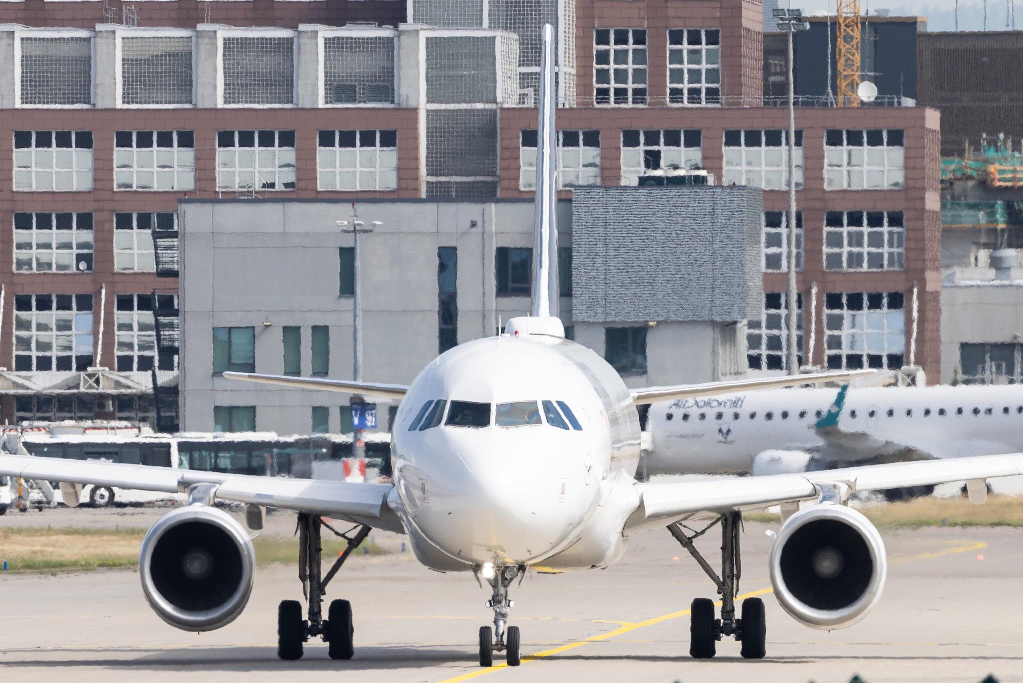 Frankfurt Airport: Lufthansa (LH / DLH) |  Airbus A320-214 A320 | D-AIZX | MSN 5741