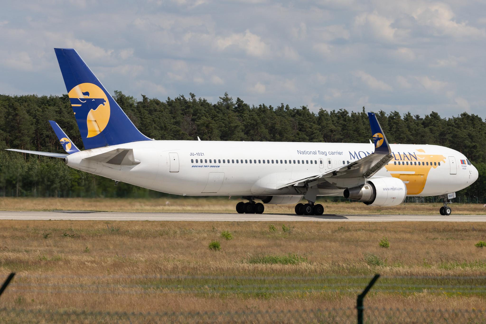 Frankfurt Airport: MIAT Mongolian Airlines (OM / MGL) | Boeing 767-34G(ER) B763 | JU-1021 | MSN 41519