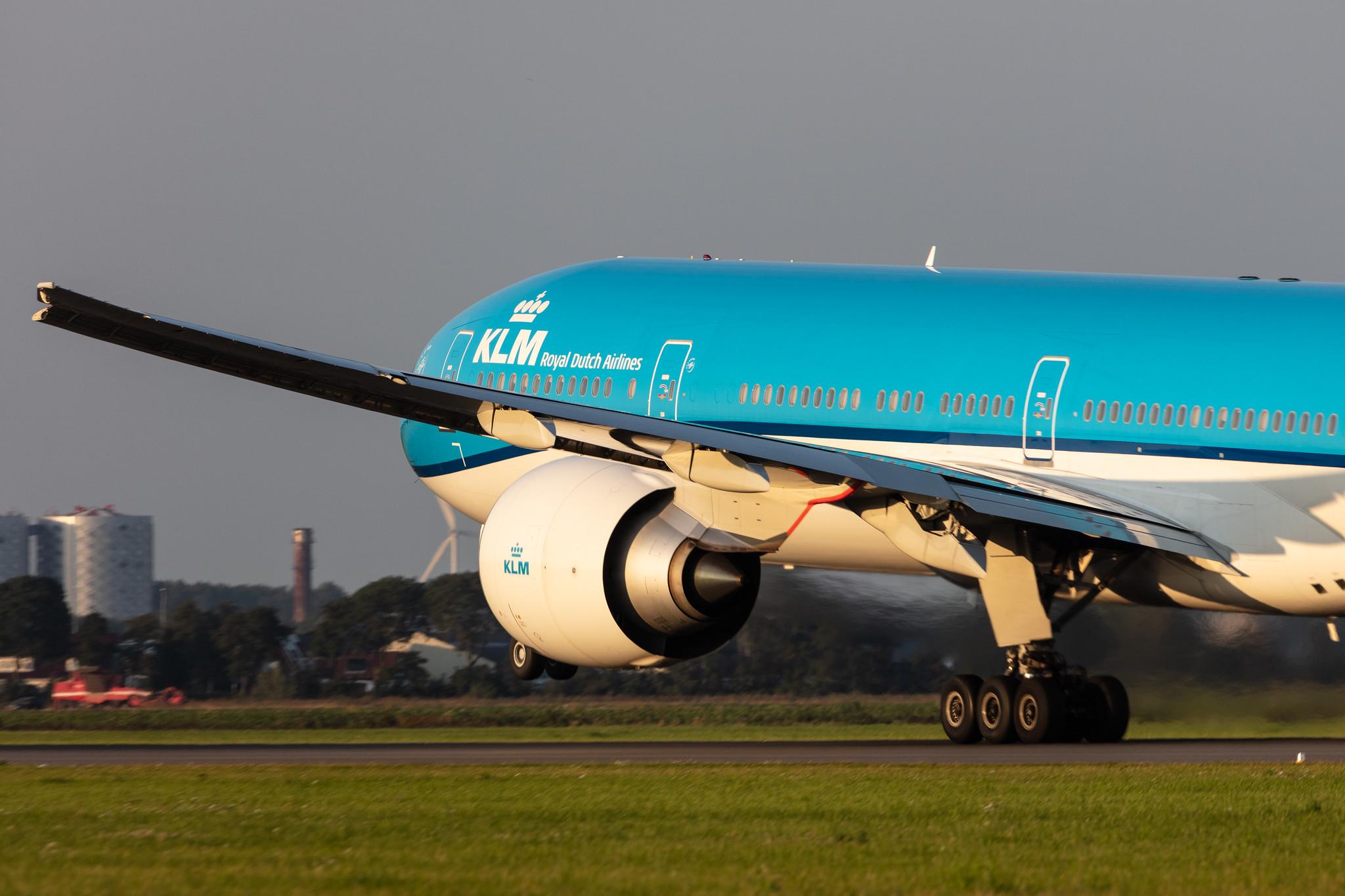 Amsterdam Schiphol: KLM (KL / KLM) |  Boeing 777-300(ER) B77W | PH-BVV | MSN 66888