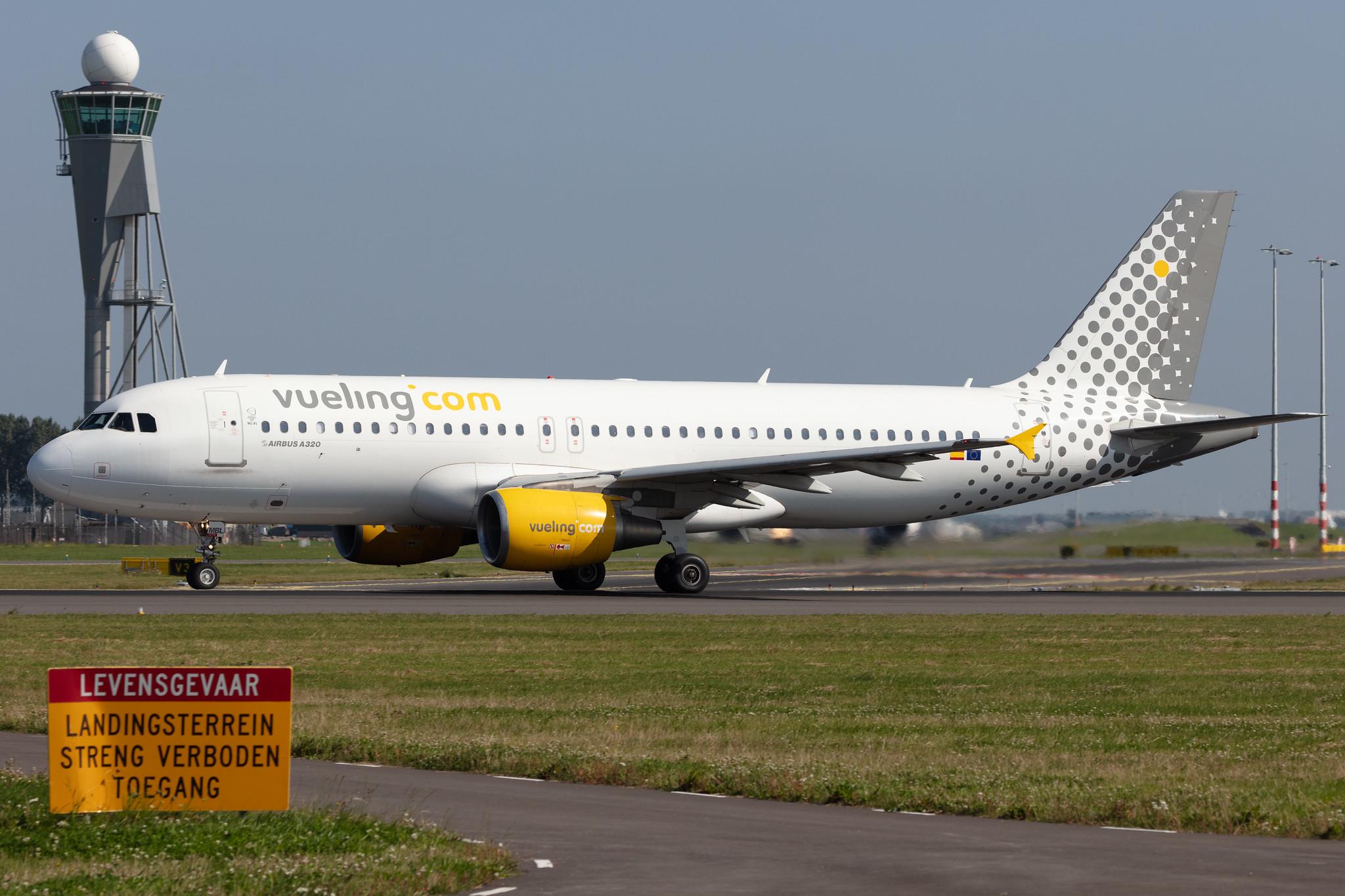 Amsterdam Schiphol: Vueling (VY / VLG) |  Airbus A320-214 A320 | EC-MBL | MSN 3833