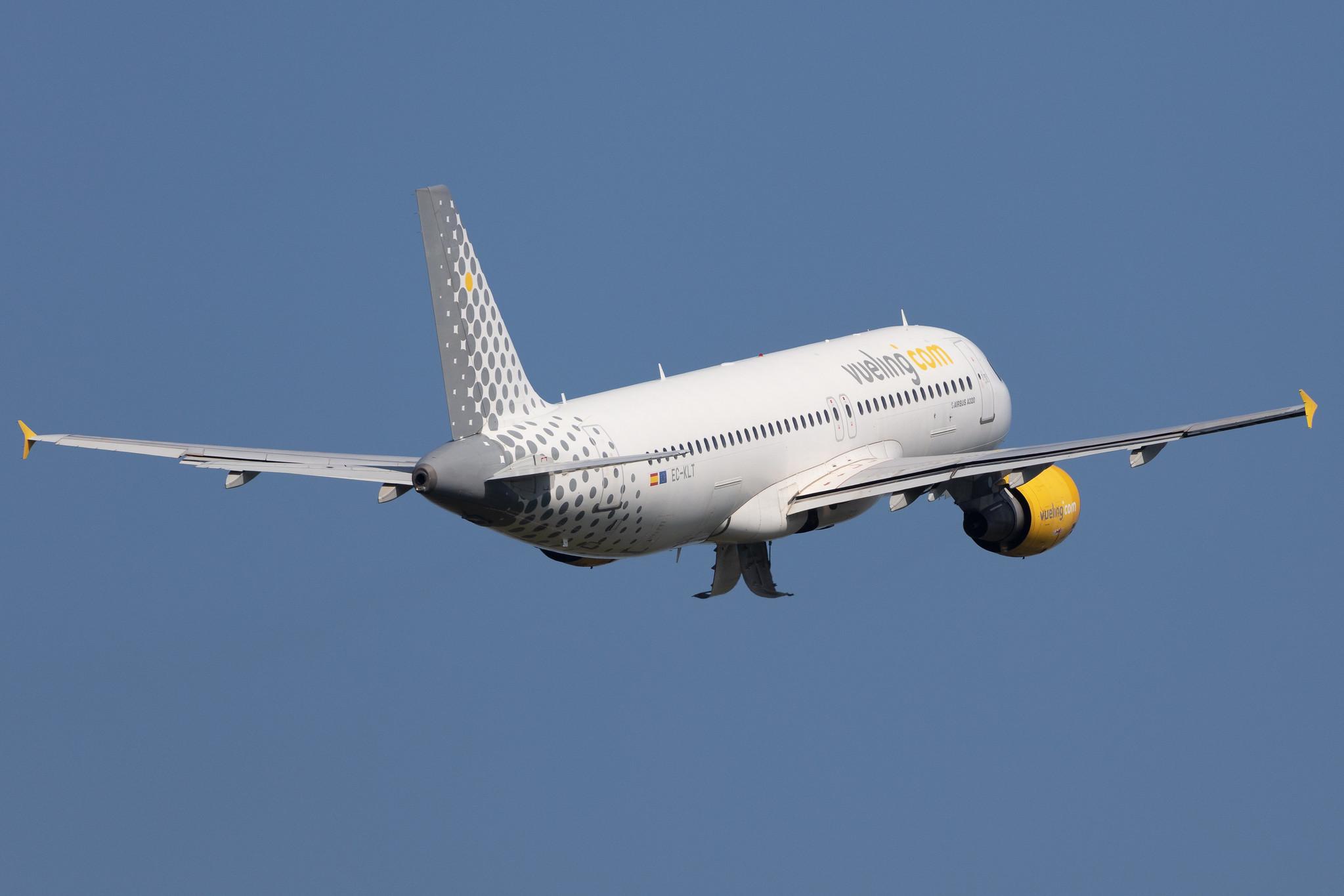 Amsterdam Schiphol: Vueling (VY / VLG) |  Airbus A320-216 A320 | EC-KLT | MSN 3376
