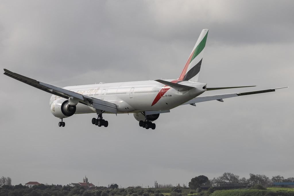 Aeroporto de Lisboa: Emirates (EK / UAE) | Boeing 777-31H(ER) B77W | A6-ENM | MSN 41359