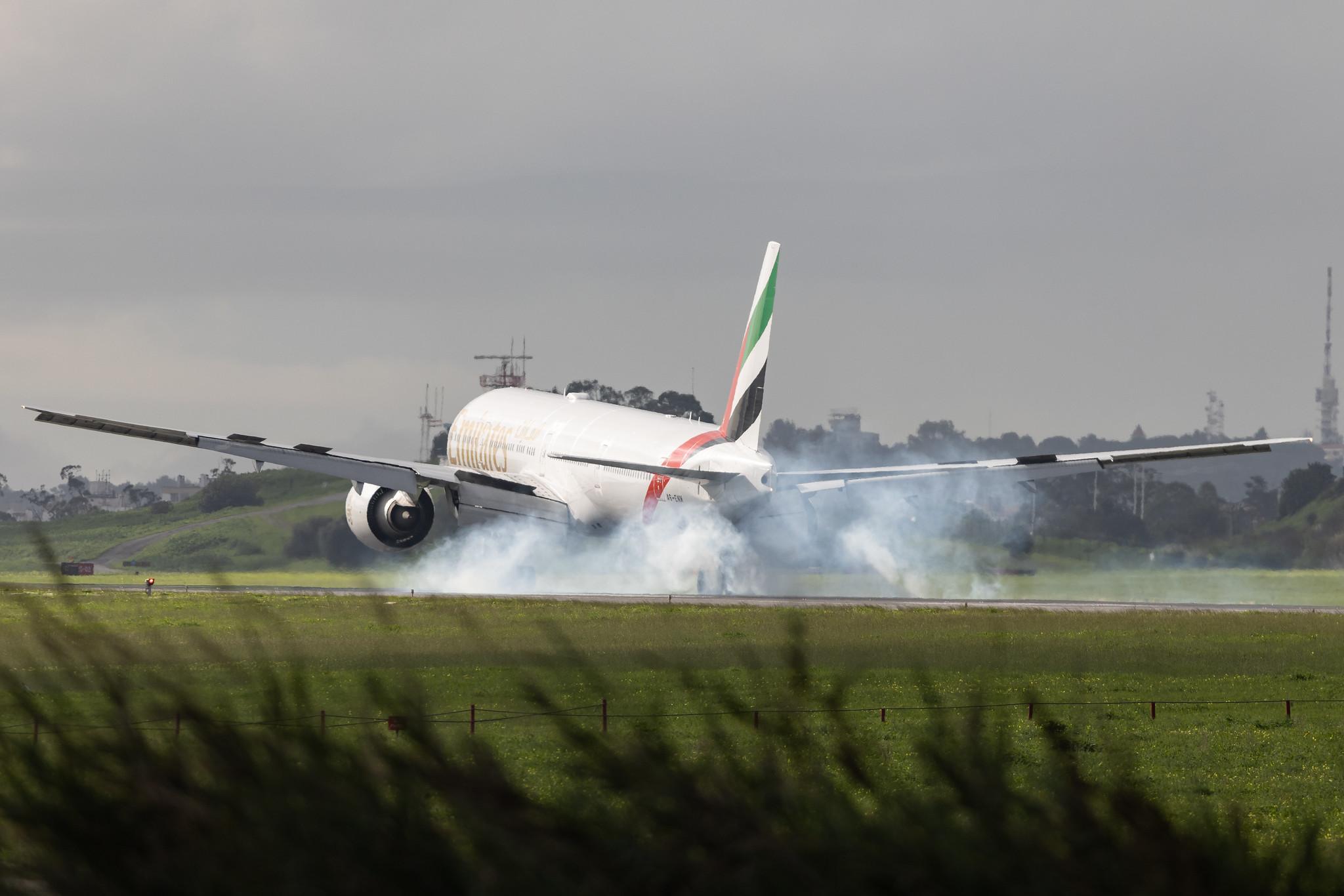 Aeroporto de Lisboa: Emirates (EK / UAE) | Boeing 777-31H(ER) B77W | A6-ENM | MSN 41359