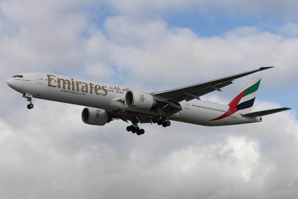 Aeroporto de Lisboa: Emirates (EK / UAE) | Boeing 777-31H(ER) B77W | A6-ENM | MSN 41359