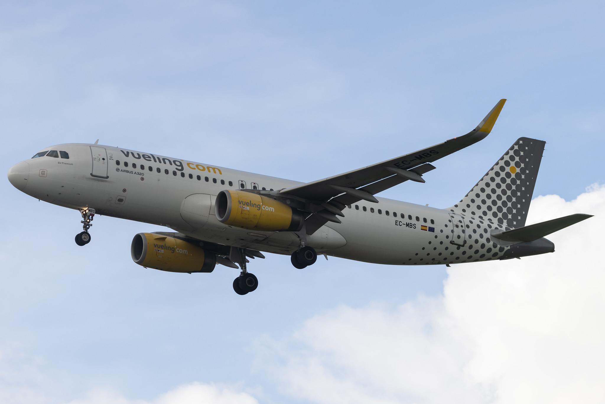 Aeroporto de Lisboa: Vueling (VY / VLG) | Airbus A320-232 A320 | EC-MBS | MSN 6123