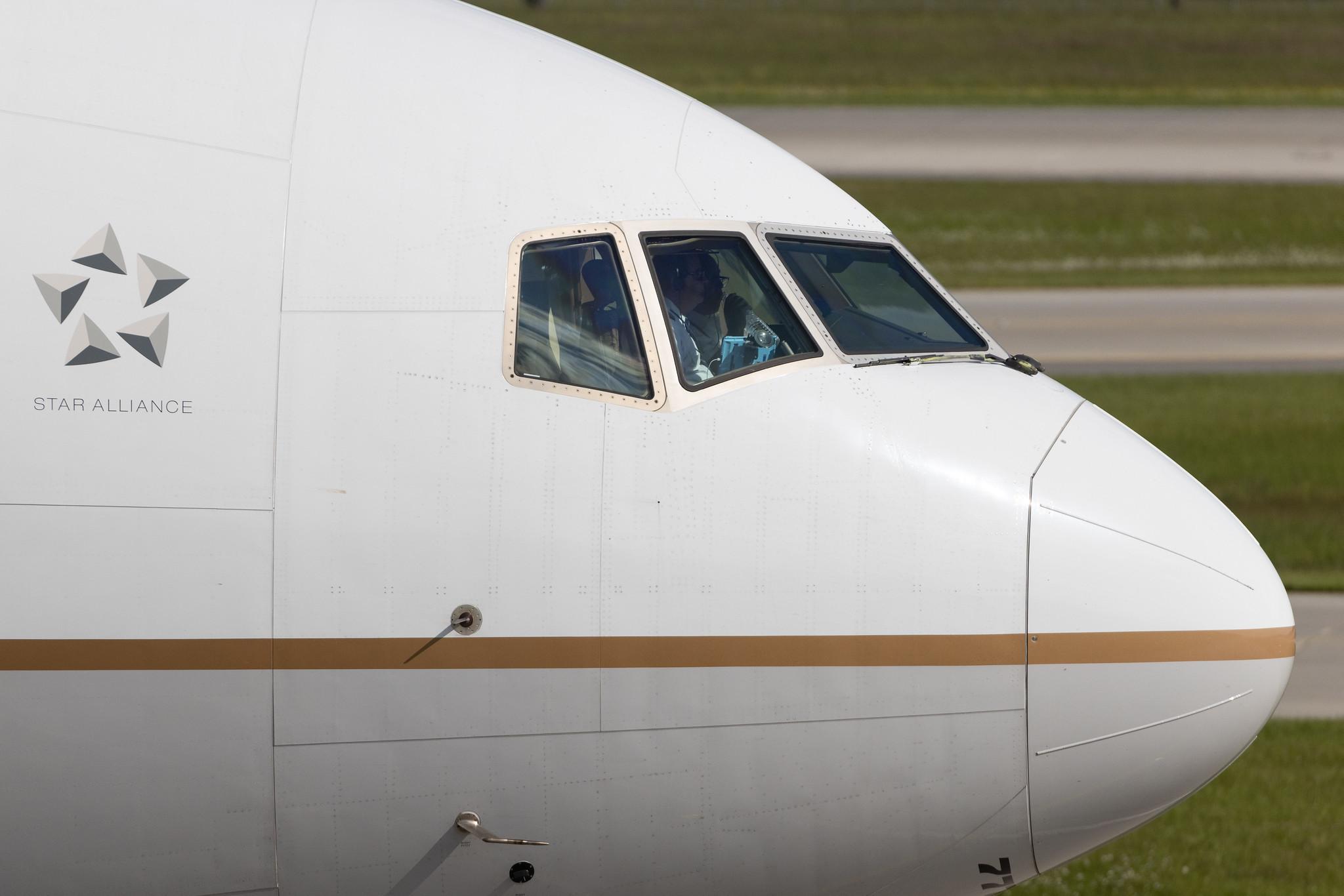 Munich Airport: United Airlines (UA / UAL) | Boeing 777-300(ER) B77W | N2748U | MSN 64994