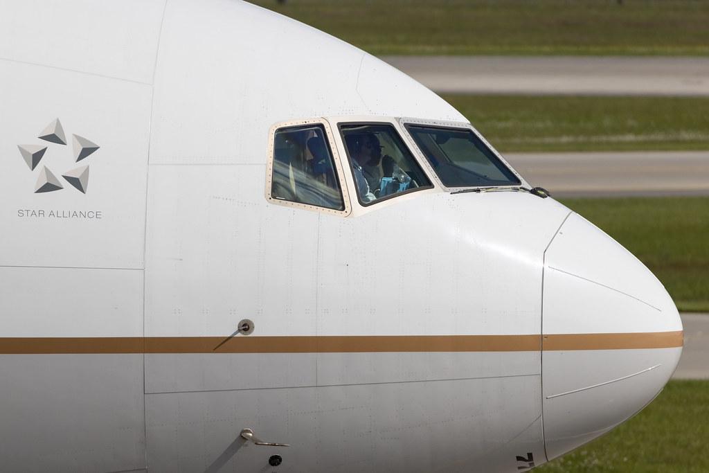 Munich Airport: United Airlines (UA / UAL) | Boeing 777-300(ER) B77W | N2748U | MSN 64994