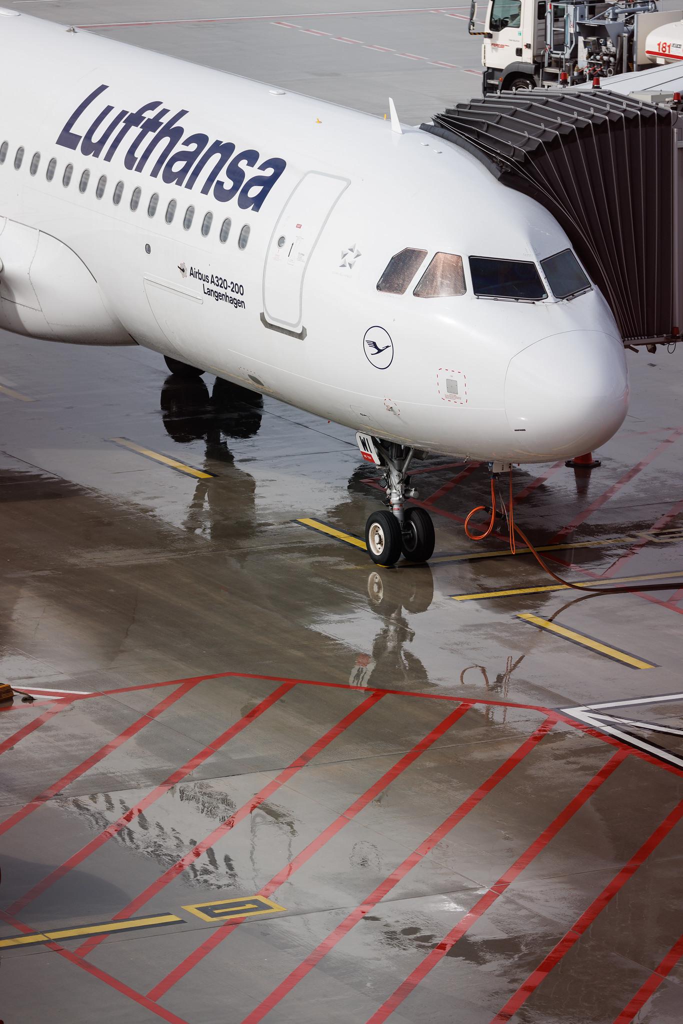 Hamburg Airport: Lufthansa (LH / DLH) | Airbus A320-214 A320 | D-AIWI | MSN 8951