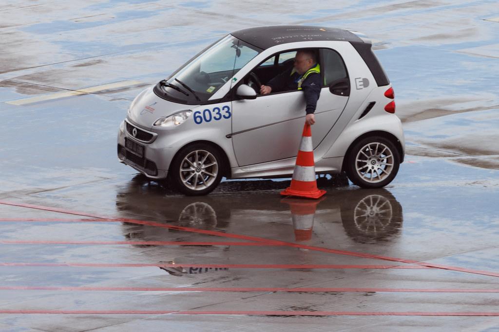 Hamburg Airport: Mitarbeiter sammelt Hütchen ein