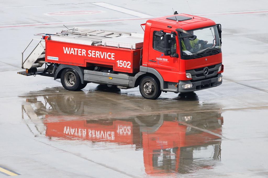 Hamburg Airport: Water Service 1502