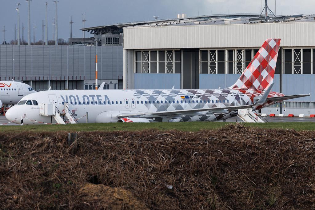 Hamburg Airport: Volotea (V7 / VOE) | Livery: 10 Years Livery | Airbus A320-214 A320 | EC-NTU | MSN 05950