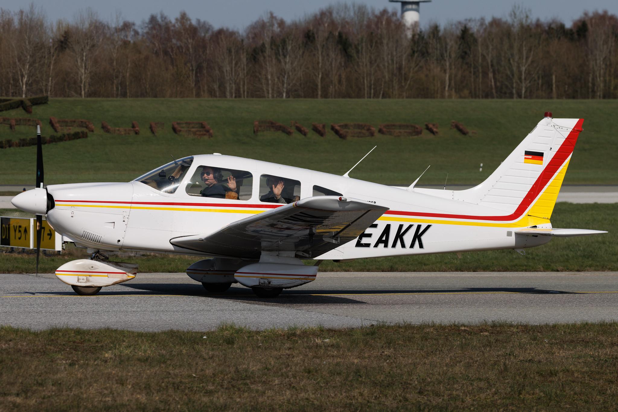 Hamburg Airport: Private owner | Piper PA-28-181 Archer II P28A | D-EAKK | MSN 28-7990417