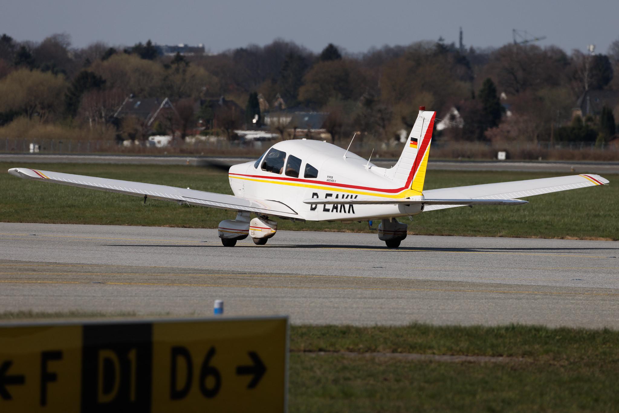 Hamburg Airport: Private owner | Piper PA-28-181 Archer II P28A | D-EAKK | MSN 28-7990417