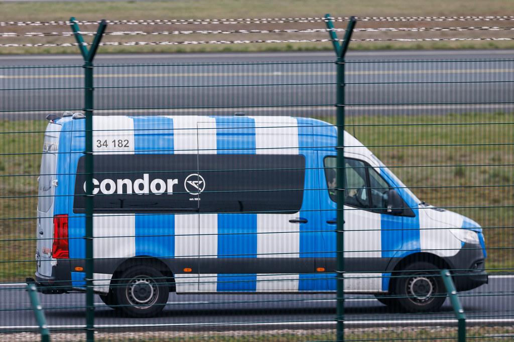 Frankfurt Airport: Condor Crewbus