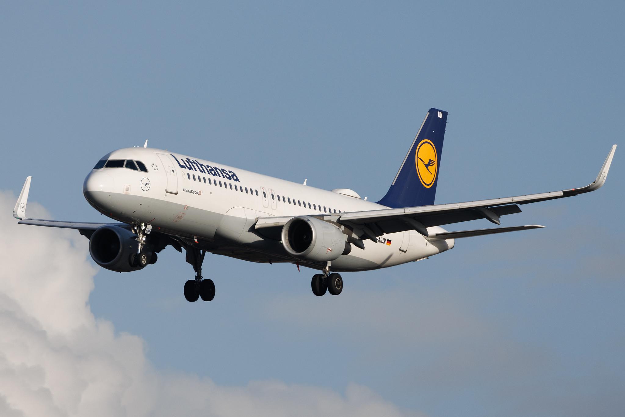 Hamburg Airport: Lufthansa (LH / DLH) | Airbus A320-214 A320 | D-AIUM | MSN 6577
