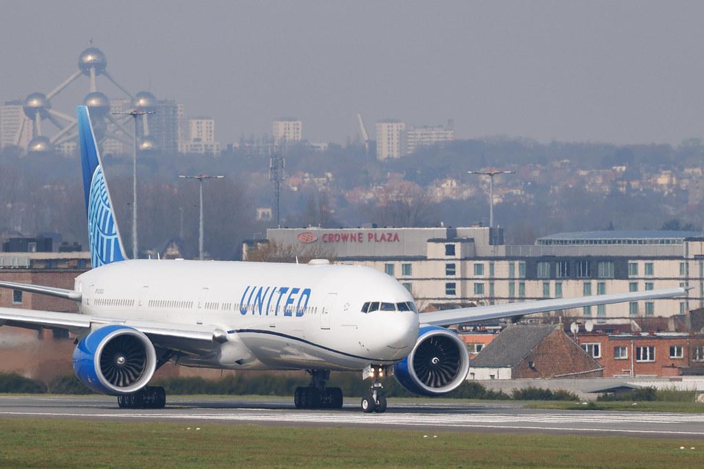 Brussels Airport: United Airlines (UA / UAL) | Boeing 777-300(ER) B77W | N2352U | MSN 66592