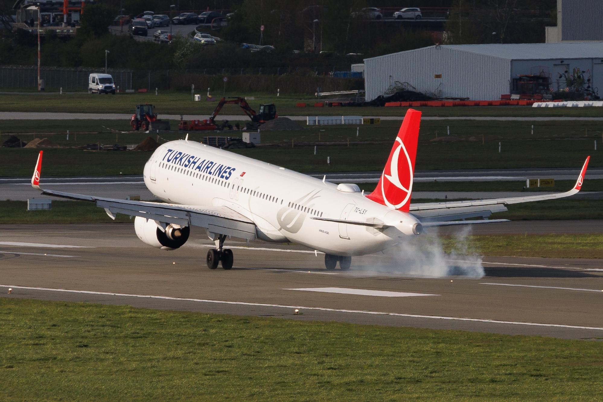 Hamburg Airport: Turkish Airlines (TK / THY) | Airbus A321-271NX A21N | TC-LSY | MSN 9415