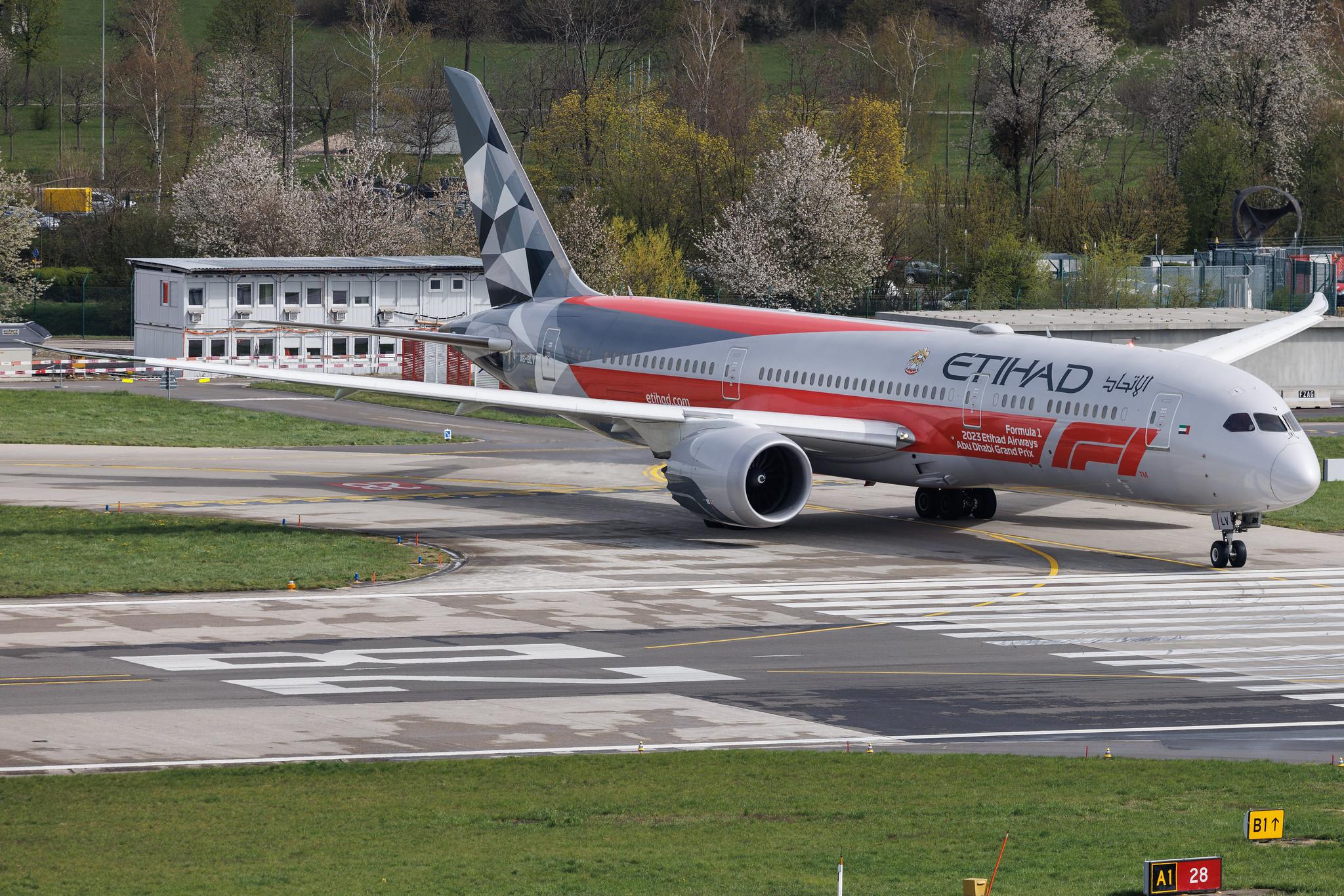 Flughafen Zürich: Etihad Airways (EY / ETD) | Livery: Abu Dhabi Grand Prix Livery | Boeing 787-9 Dreamliner B789 | A6-BLV | MSN 39676