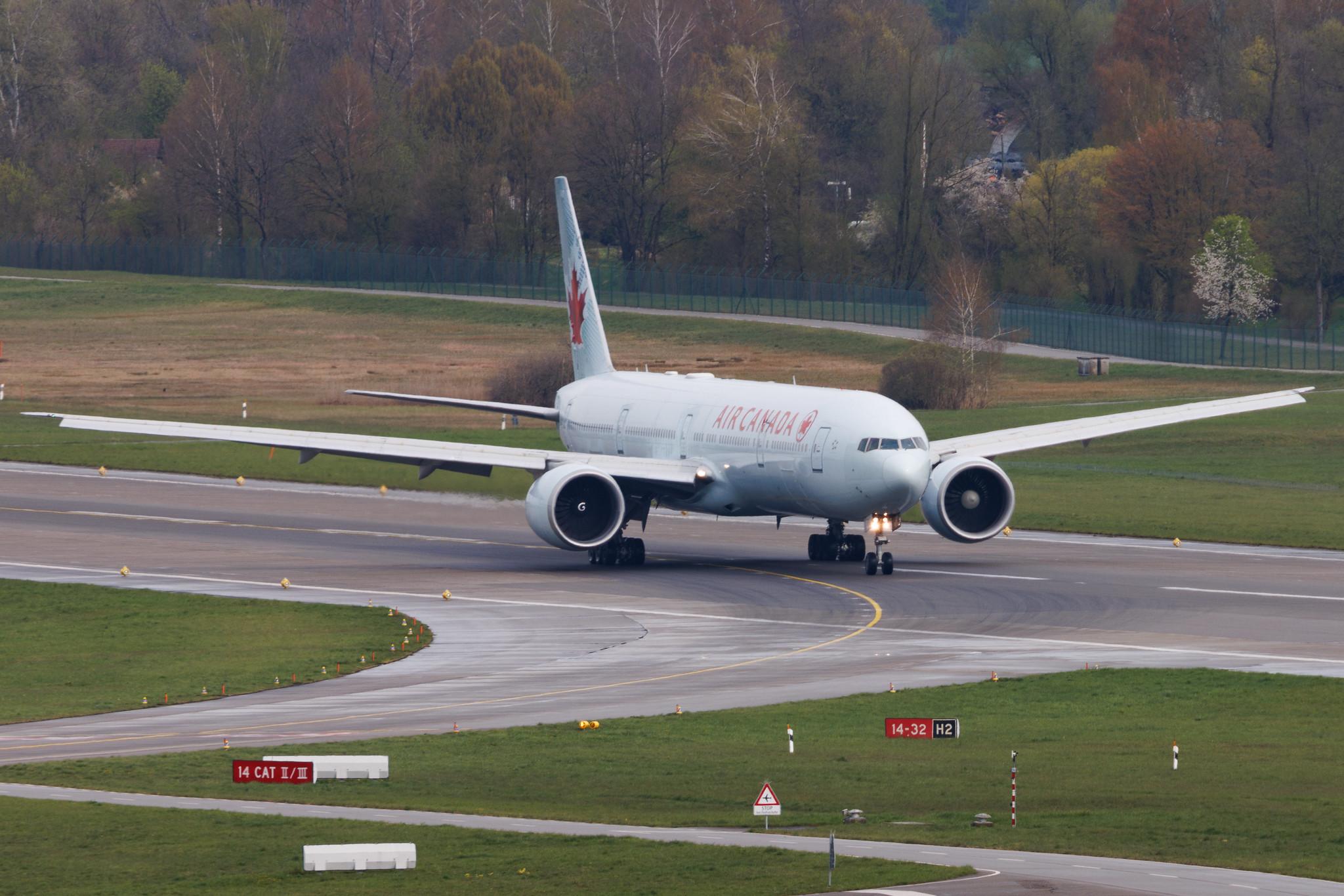 Flughafen Zürich: Air Canada (AC / ACA) | Boeing 777-333(ER) B77W | C-FIVS | MSN 35784