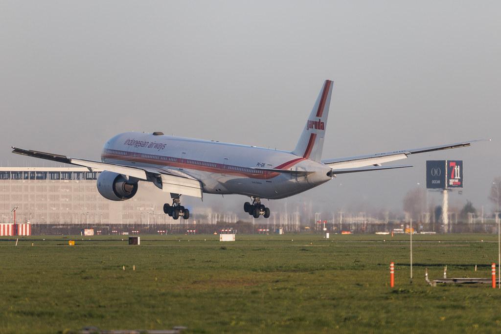 Amsterdam Schiphol: Garuda Indonesia (GA / GIA) | Livery: Retro Livery | Boeing 777-3U3(ER) B77W | PK-GIK | MSN 40073