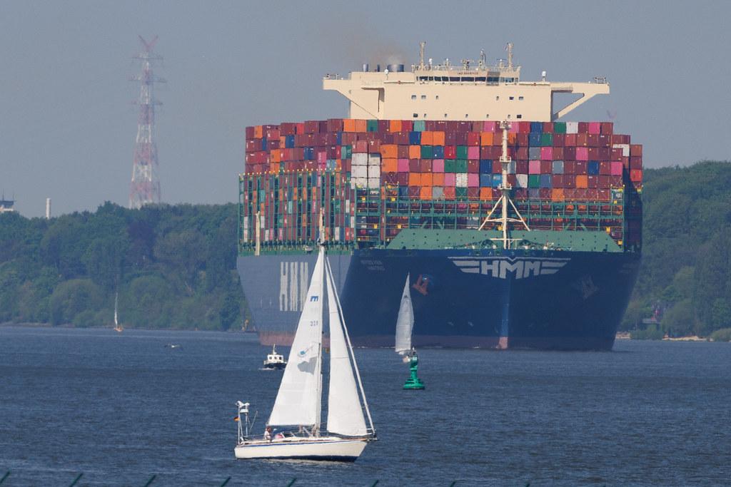 Hamburg Finkenwerder: Schiff HMM OSLO