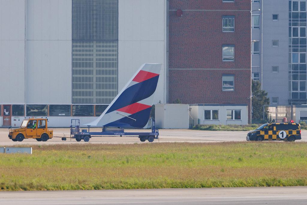 Hamburg Finkenwerder: Seitenleitwerk mit Latam Airlines Lackierung