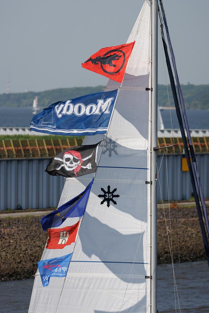 Hamburg Finkenwerder: Flaggen an einem Segelschiff