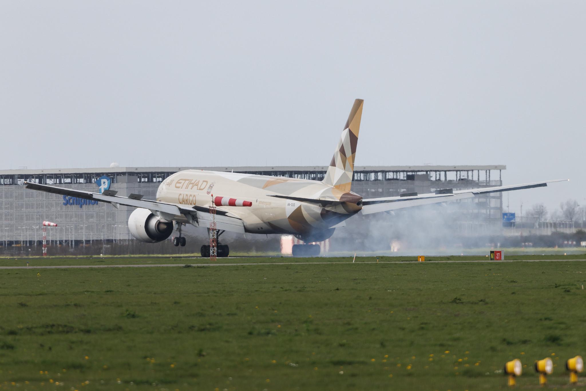 Amsterdam Schiphol: Etihad Cargo (EY / ETD) | Boeing 777-FFX B77L | A6-DDD | MSN 62744