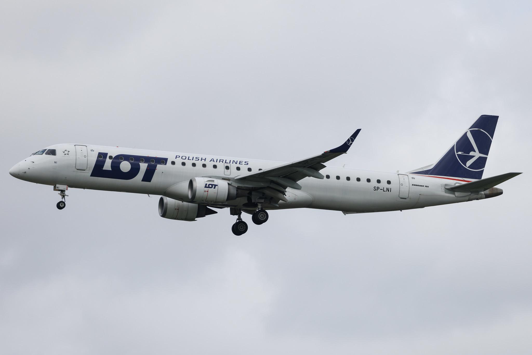 Amsterdam Schiphol: LOT (LO / LOT) | Embraer E195LR E195 | SP-LNI | MSN 19000240